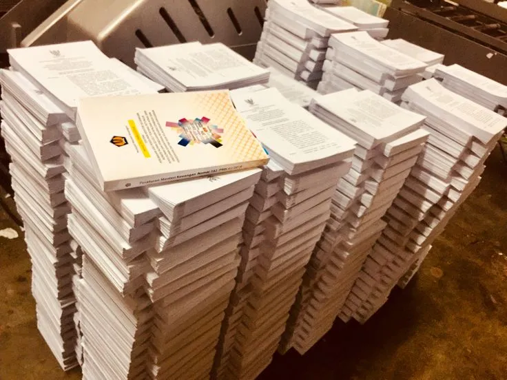 Cetak Buku Satuan vs Massal: Hitung-hitungan Real untuk Penulis & Penerbit (Ilustrasi)