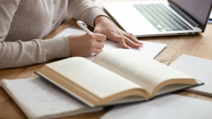 Mengapa Buku Tidak Bisa Dibuat Instan: Pandangan Ahli tentang Proses yang Tak Tergantikan (Ilustrasi)