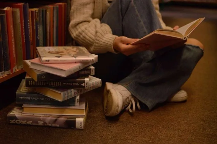 Kenapa Buku yang Ramai Dibicarakan Justru Cepat Dilupakan? Panduan Mendalam untuk Pecinta Buku dan Penerbit (Ilustrasi)