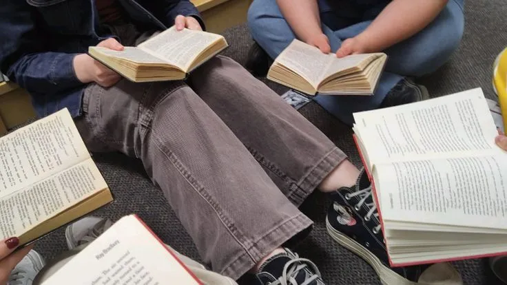 Platform & Komunitas Online untuk Diskusi Buku Nonfiksi Remaja yang Aman dan Terarah (Ilustrasi)