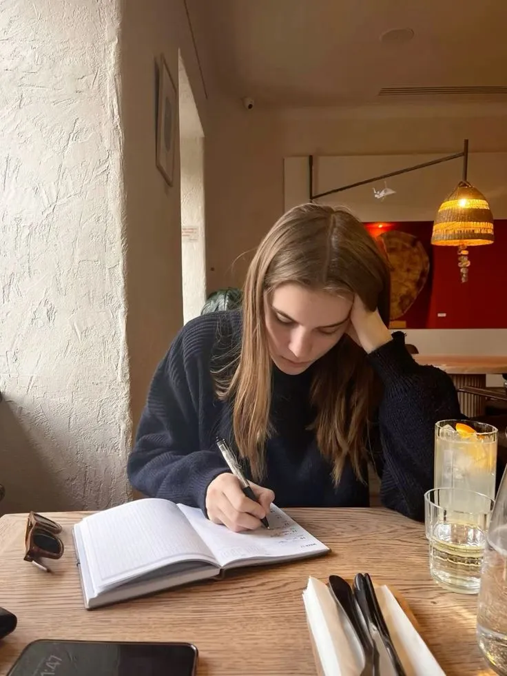  Menulis sebagai Terapi Otak: Bukti Neurologis untuk Mencegah Penurunan Kognitif (Ilustrasi)