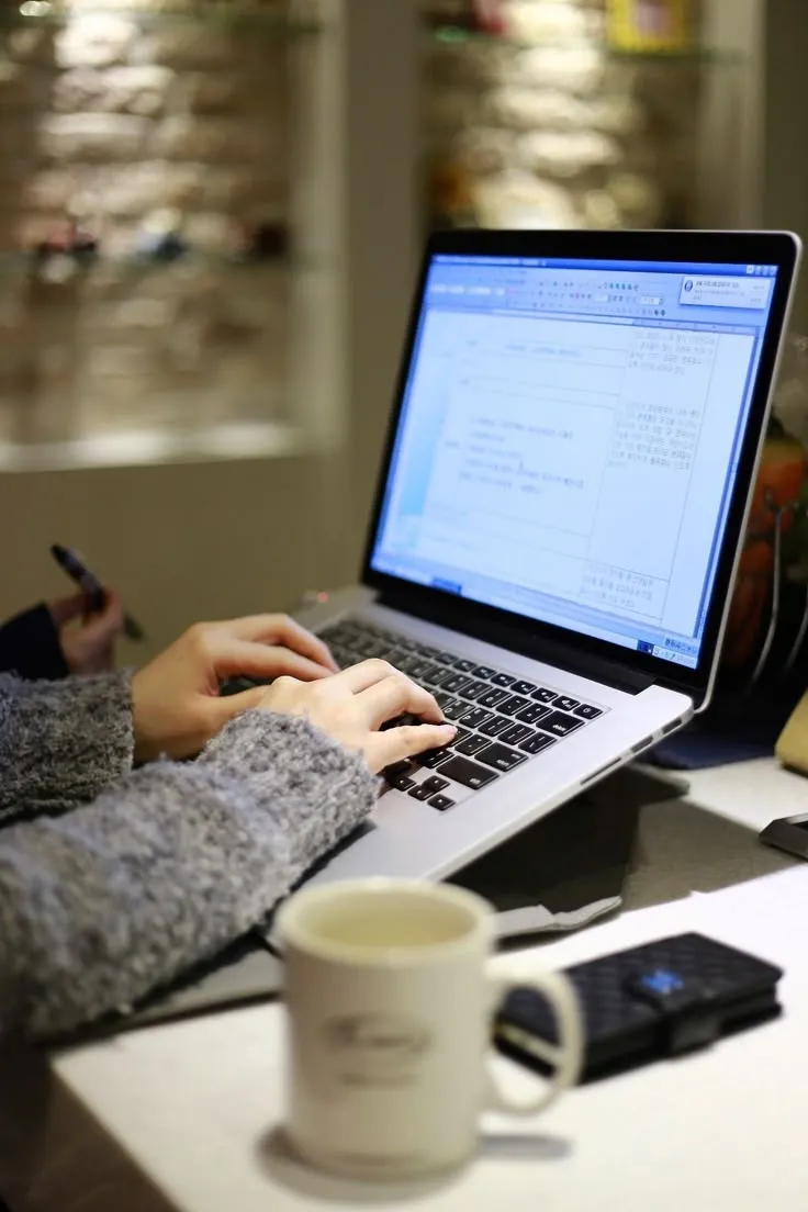 Menulis vs Mengetik: Mana yang Lebih Baik untuk Daya Ingat? (Ilustrasi)