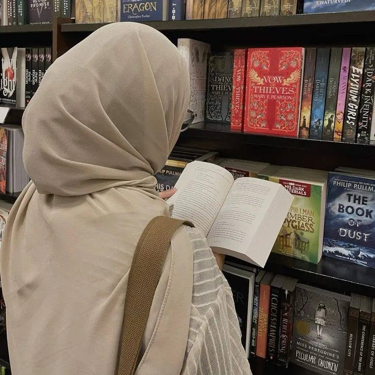 Dekonstruksi Ahli: Proses Sunyi yang Menciptakan Buku Langgeng (Bukan Sekadar Laris) (Ilustrasi)