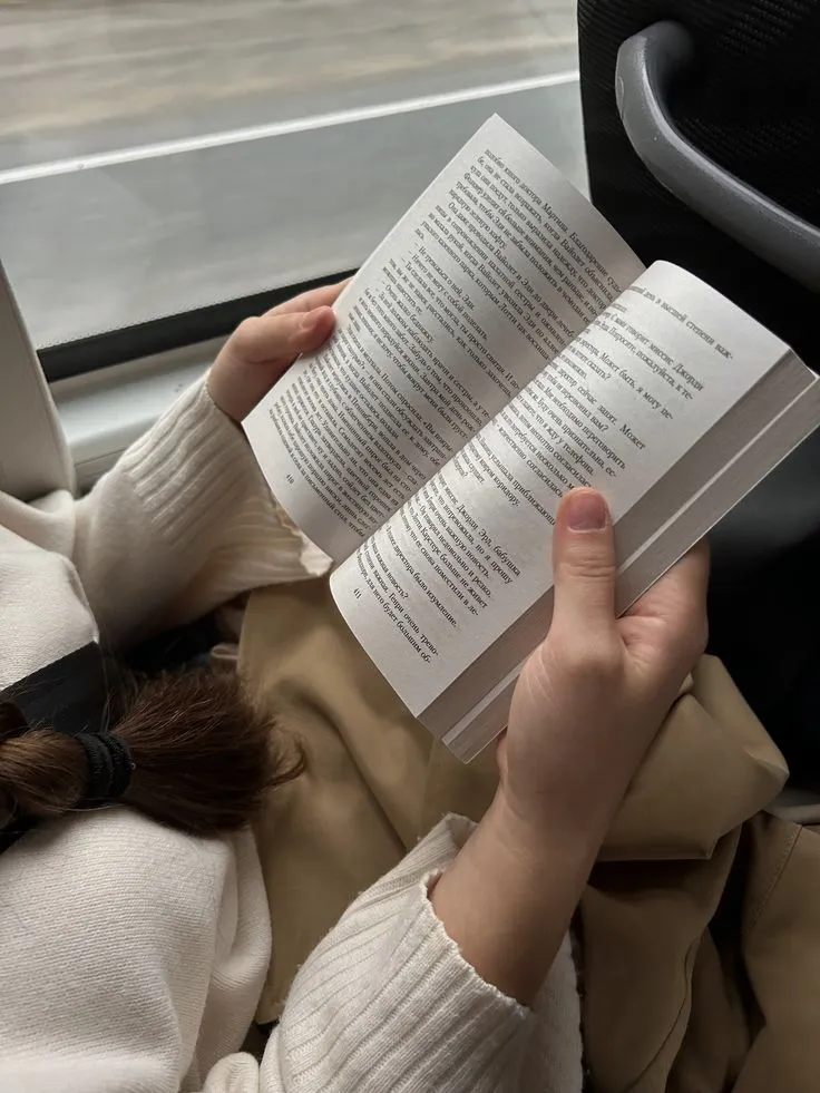 Dekonstruksi Psikologi Membaca: Genre Paling Diminati Berdasarkan Tahap Usia (Remaja, Dewasa, Lansia) (Ilustrasi)