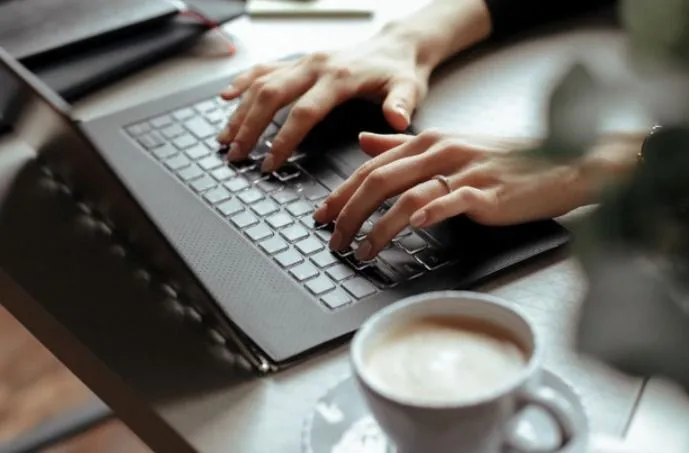  Rahasia Produktivitas: Analisis Ahli Mengapa Suara "Clicky" pada Keyboard Mekanis Bekerja  (Ilustrasi)