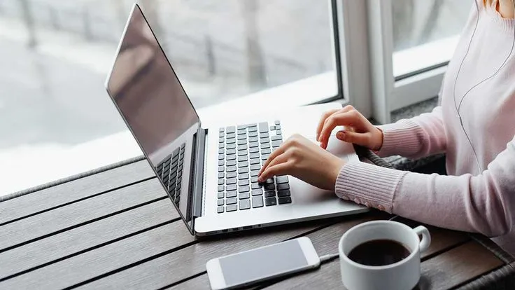 Mengapa Newsletter Lebih Berharga Daripada 10k Followers TikTok: Strategi Digital Berbasis Kepemilikan (Ilustrasi)